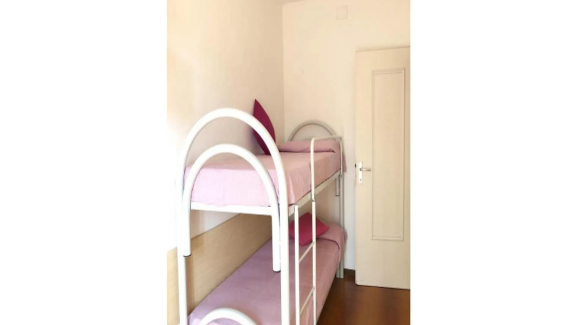 Colorful Apartment With Balcony - Beahost Bibione